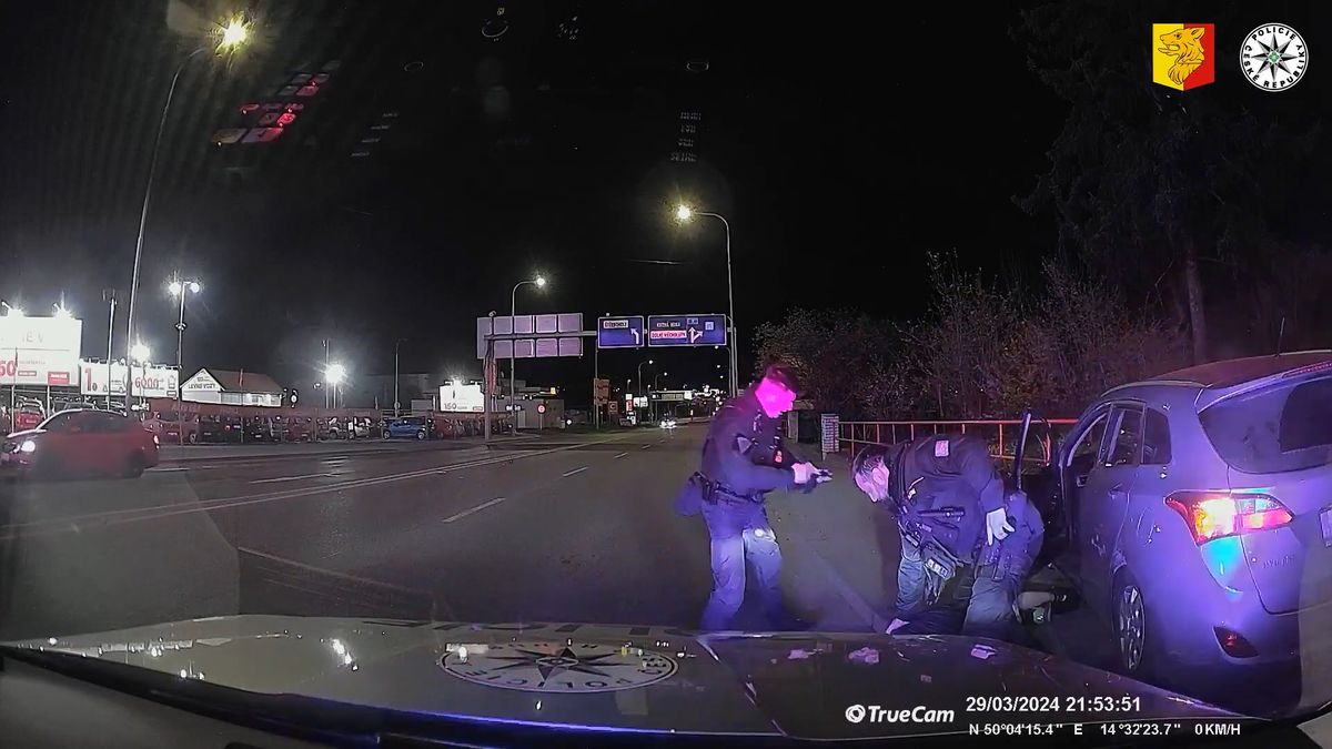 V kradeném autě a s pivem v ruce ujížděl muž pražským policistům